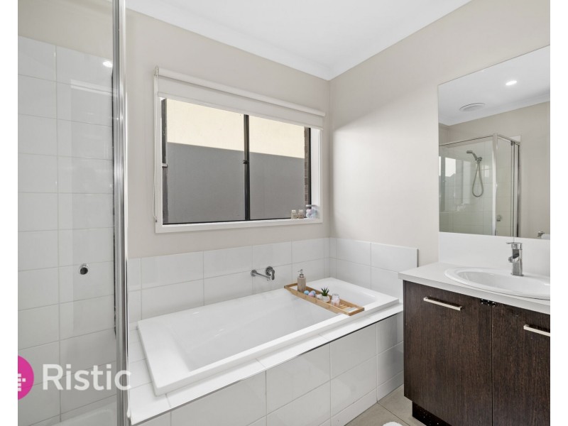 43 Upthorpe Way, Mickleham VIC 3064