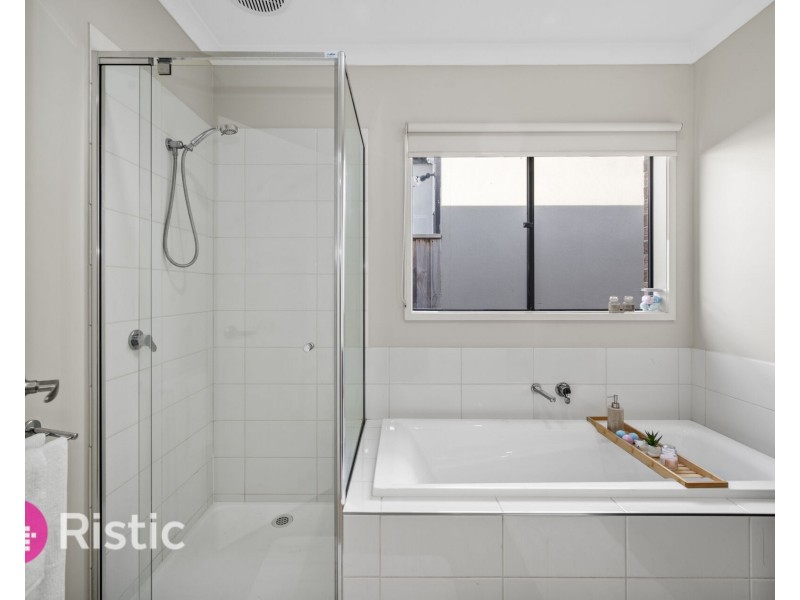 43 Upthorpe Way, Mickleham VIC 3064