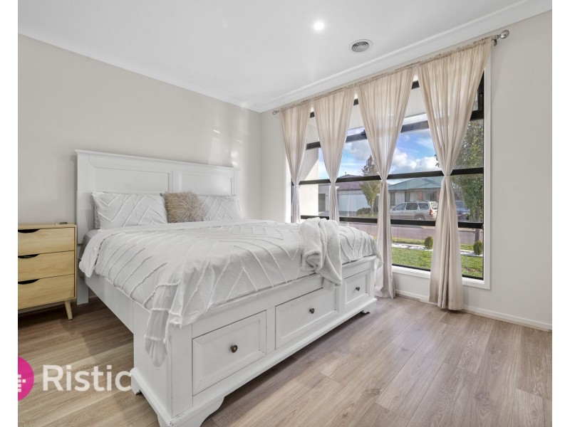 43 Upthorpe Way, Mickleham VIC 3064