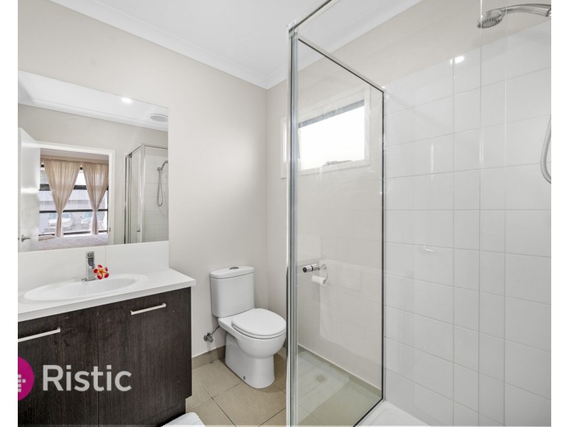 43 Upthorpe Way, Mickleham VIC 3064