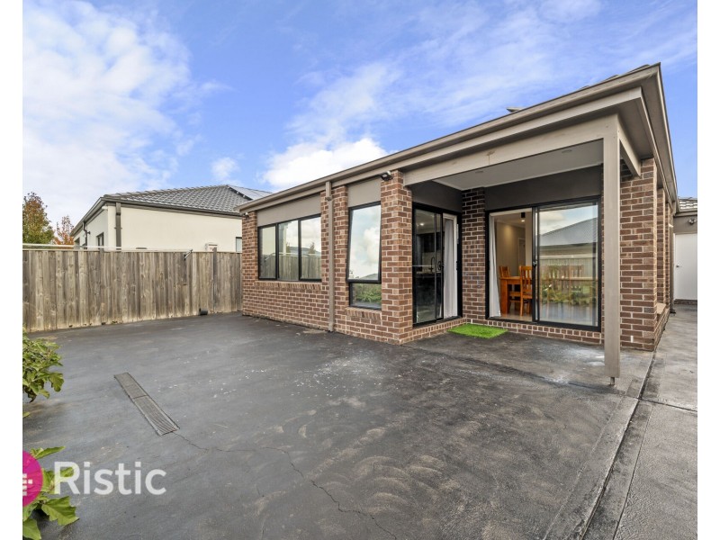 43 Upthorpe Way, Mickleham VIC 3064