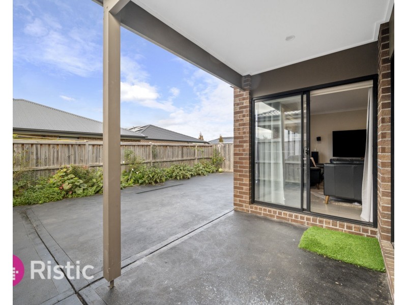 43 Upthorpe Way, Mickleham VIC 3064