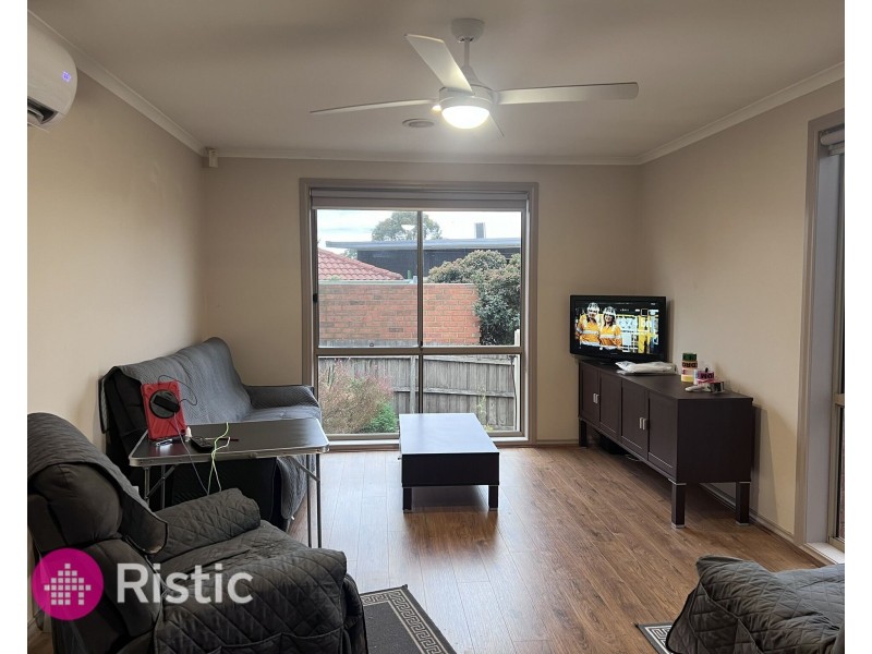2/33 Allwyn Crescent, Mill Park VIC 3082