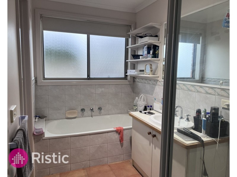 2/33 Allwyn Crescent, Mill Park VIC 3082