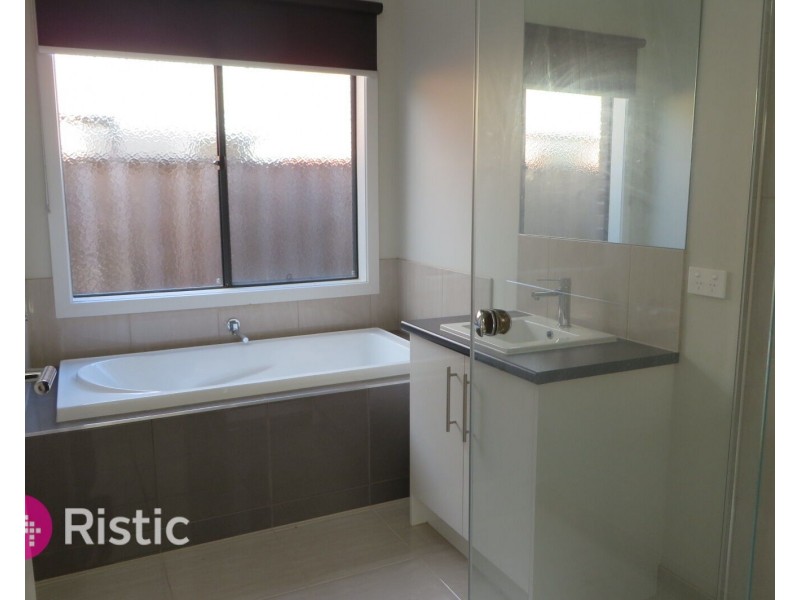 10 Dibella Street, Doreen VIC 3754