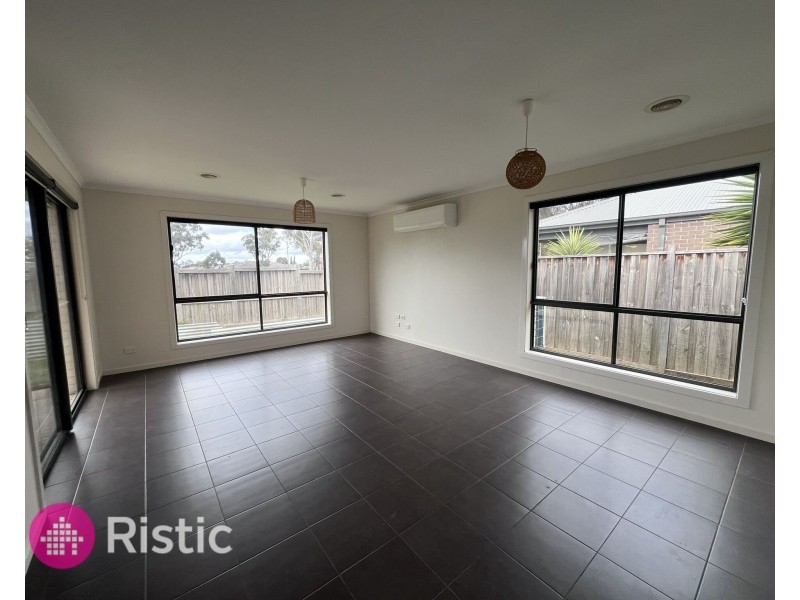 8 Pinrush Road, Brookfield VIC 3338