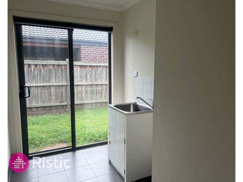 8 Pinrush Road, Brookfield VIC 3338