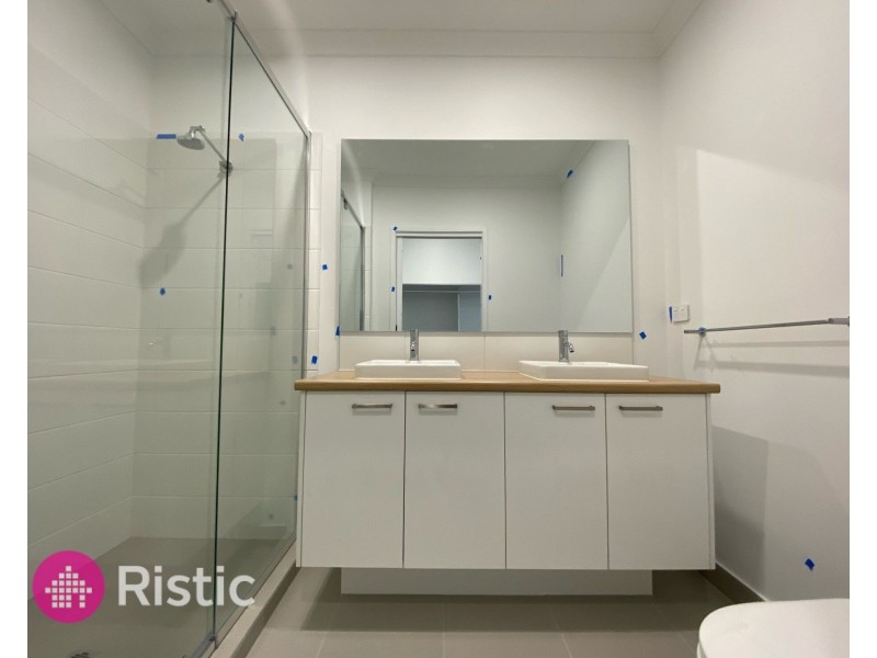 27 Rochford Drive, Donnybrook VIC 3064