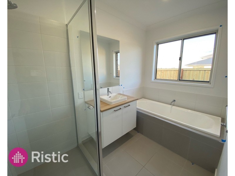 27 Rochford Drive, Donnybrook VIC 3064