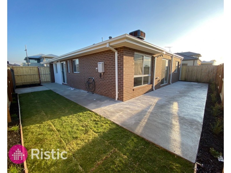 27 Rochford Drive, Donnybrook VIC 3064