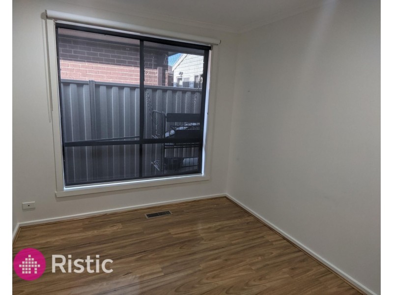 25 Golf Links Drive, Mill Park VIC 3082