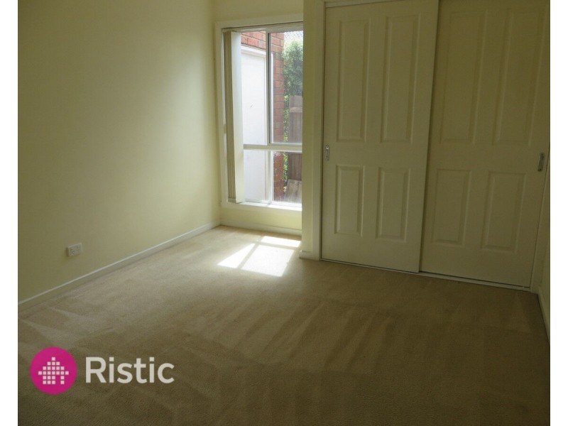 2/73 Woolnough Drive, Mill Park VIC 3082