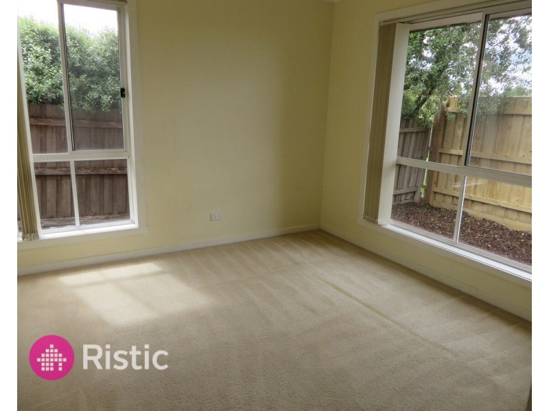 2/73 Woolnough Drive, Mill Park VIC 3082