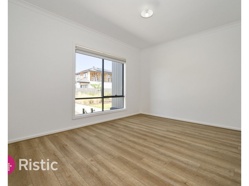 11 Versailles Walk, Wollert VIC 3750