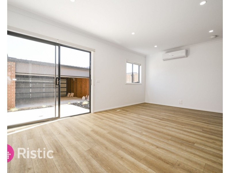 11 Versailles Walk, Wollert VIC 3750