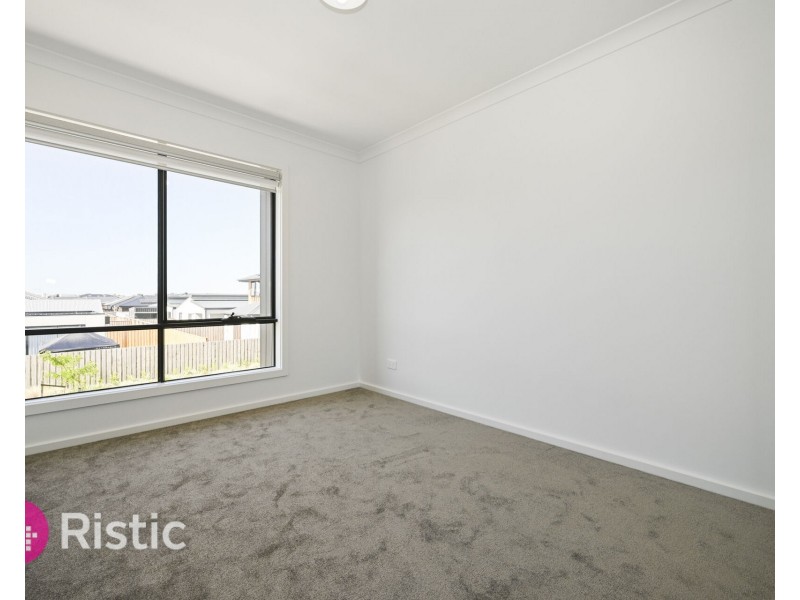 11 Versailles Walk, Wollert VIC 3750