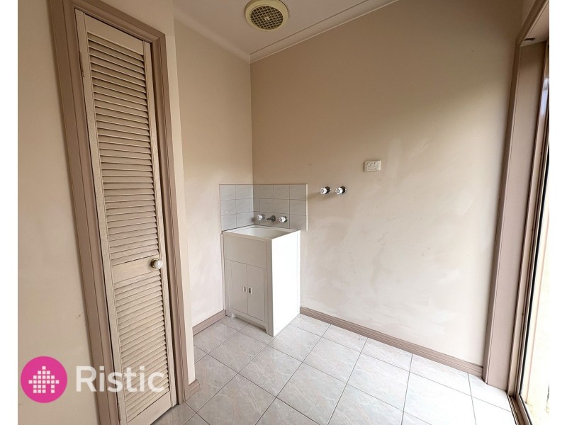 2/13 Mirbelia Crescent, Mill Park VIC 3082