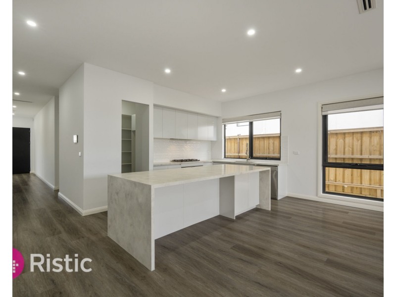 4 Valetta Street, Mickleham VIC 3064