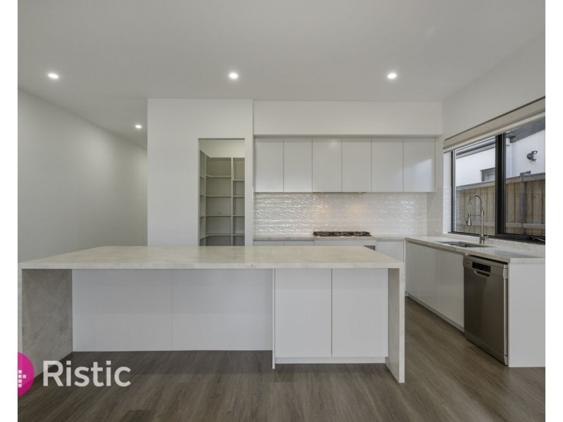 4 Valetta Street, Mickleham VIC 3064