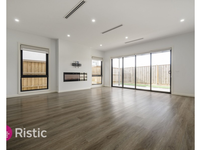 4 Valetta Street, Mickleham VIC 3064