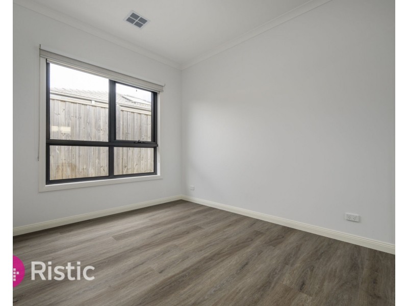 4 Valetta Street, Mickleham VIC 3064