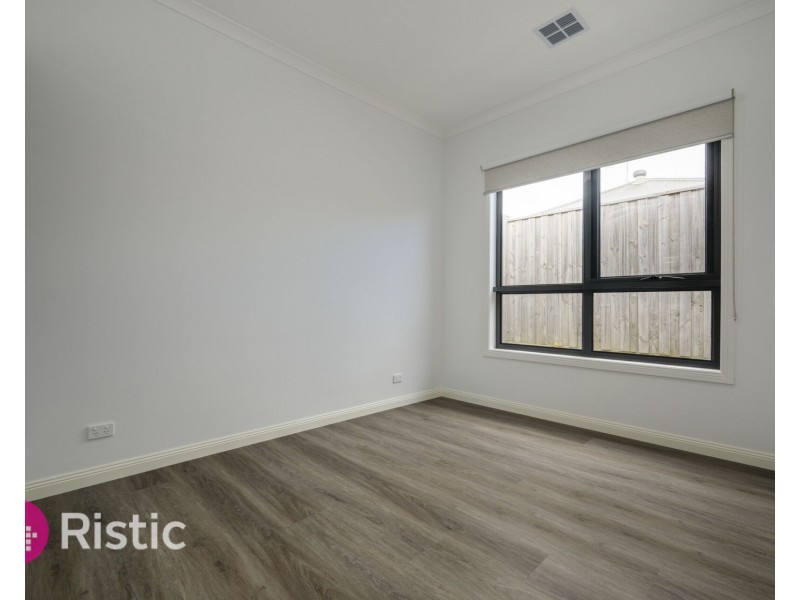 4 Valetta Street, Mickleham VIC 3064