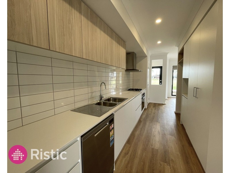 11 Geraldine Walk, Wyndham Vale VIC 3024