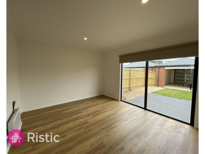11 Geraldine Walk, Wyndham Vale VIC 3024