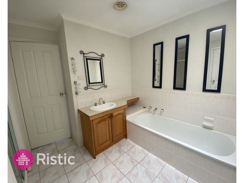 2 Bradley Drive, Mill Park VIC 3082