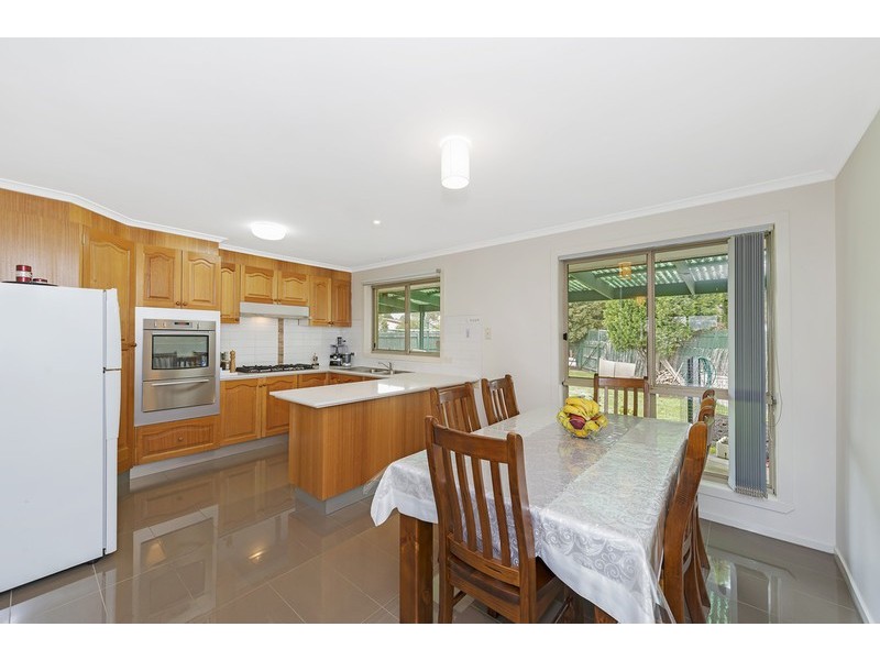 2/99 Grenda Drive, Mill Park VIC 3082