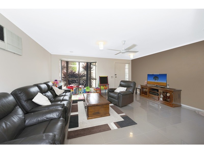 2/99 Grenda Drive, Mill Park VIC 3082