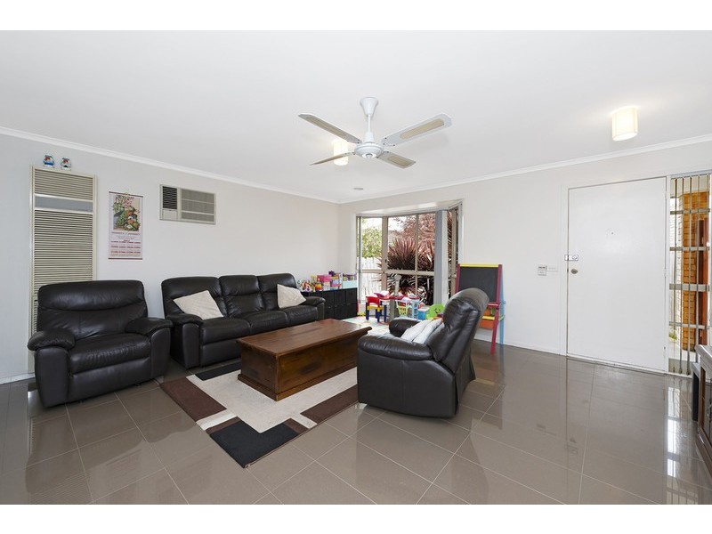 2/99 Grenda Drive, Mill Park VIC 3082