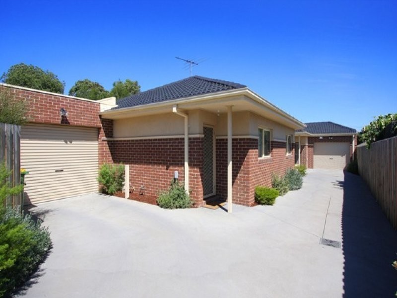 2/11 Willoughby Street, Reservoir VIC 3073