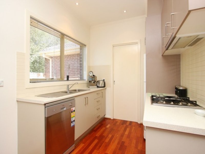 2/11 Willoughby Street, Reservoir VIC 3073