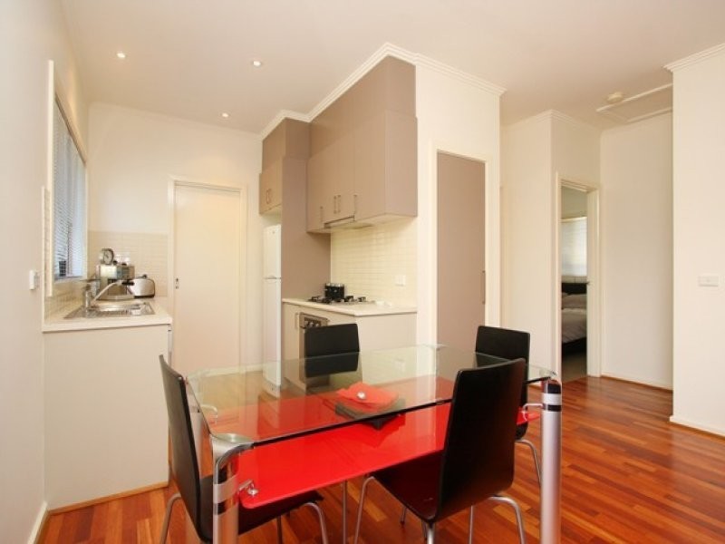 2/11 Willoughby Street, Reservoir VIC 3073