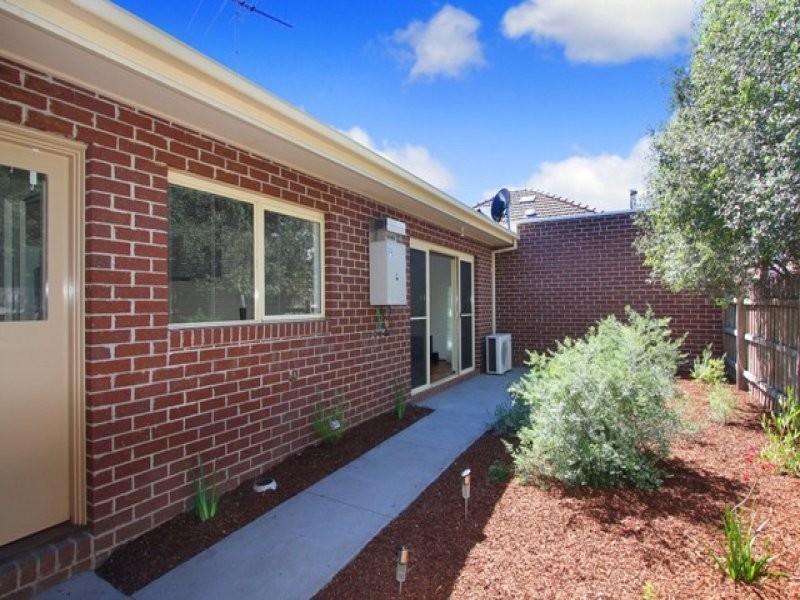 2/11 Willoughby Street, Reservoir VIC 3073