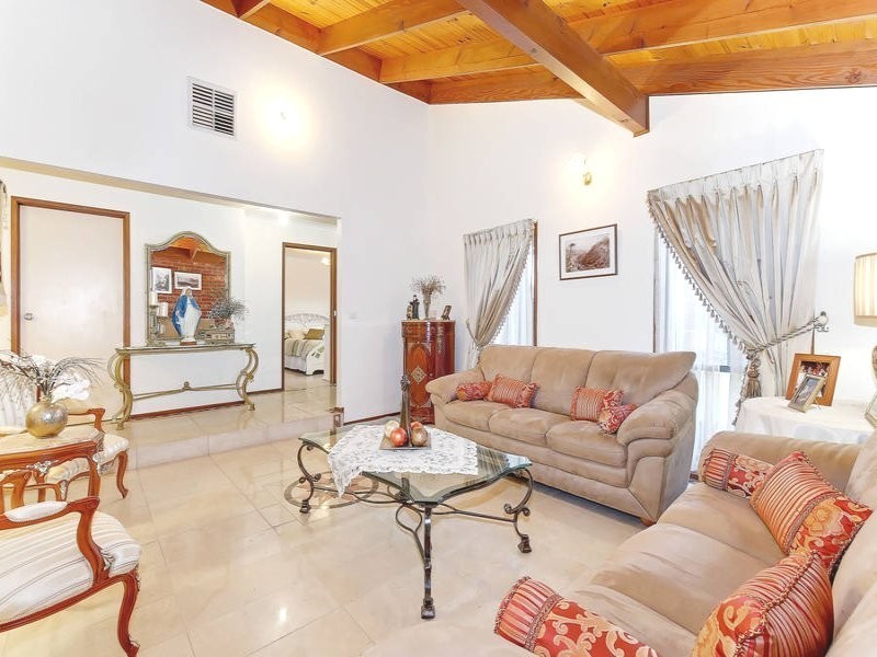 2 Whitfield Court, Mill Park VIC 3082