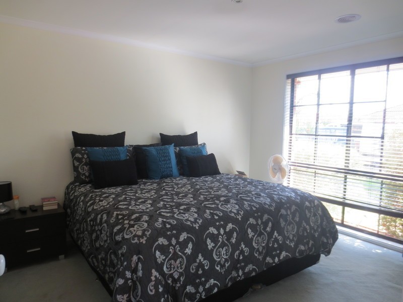 8 De Castella Close, Mill Park VIC 3082