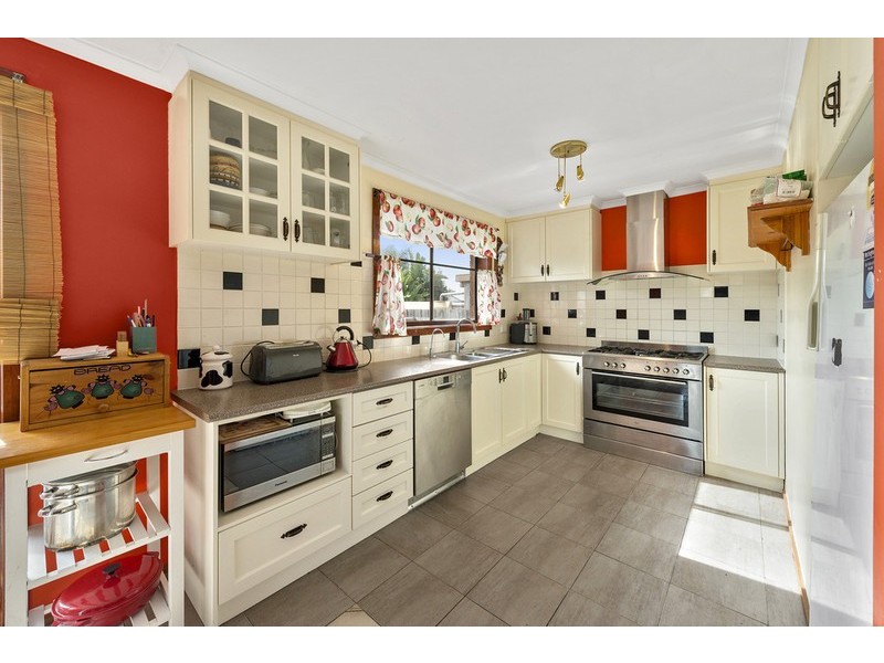 27 Hinkler Drive, Mill Park VIC 3082