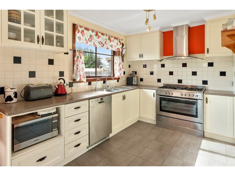 27 Hinkler Drive, Mill Park VIC 3082