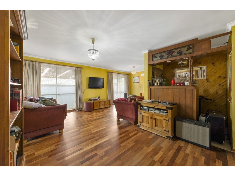 27 Hinkler Drive, Mill Park VIC 3082