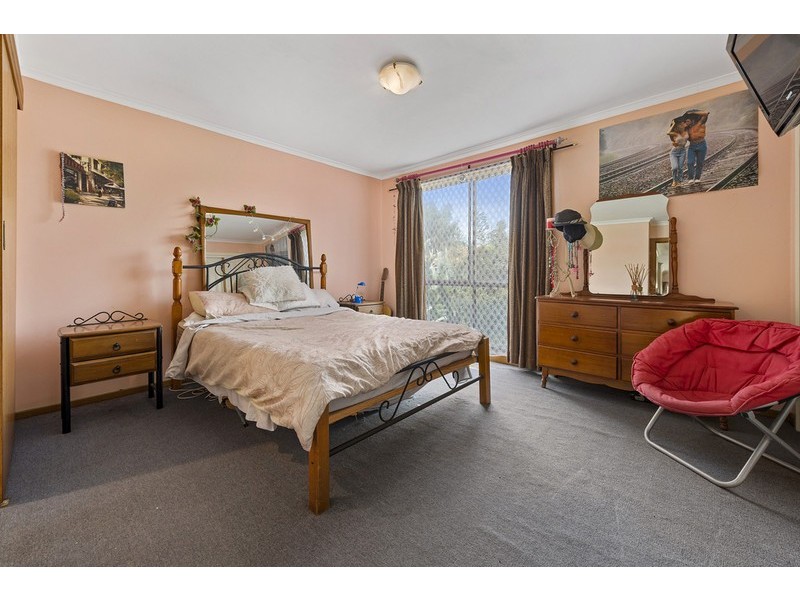 27 Hinkler Drive, Mill Park VIC 3082