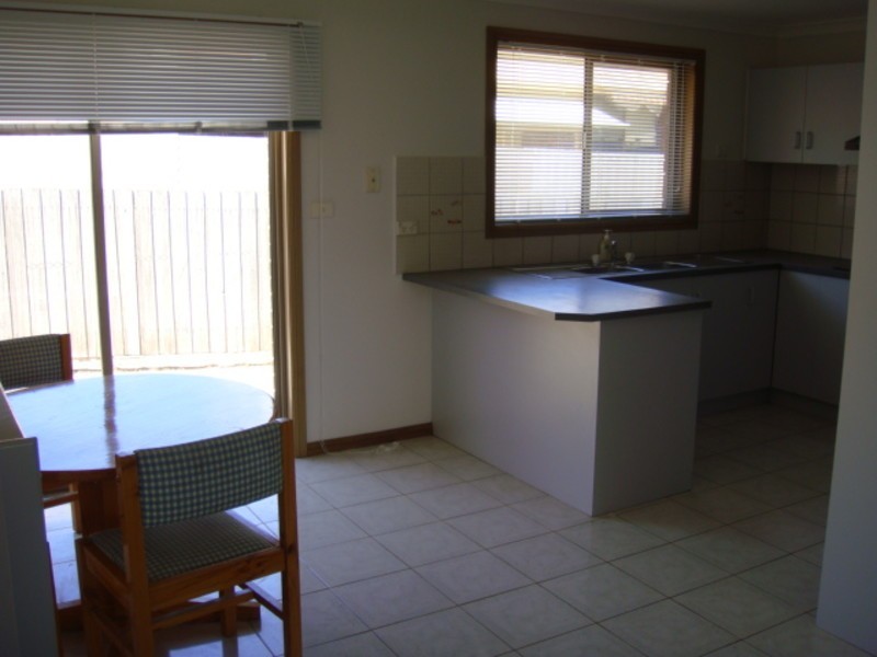 8 Avonmore Close, Mill Park VIC 3082