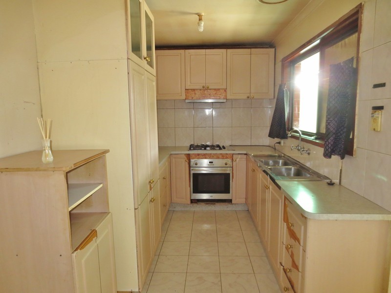 33 Malmsbury Drive, Meadow Heights VIC 3048