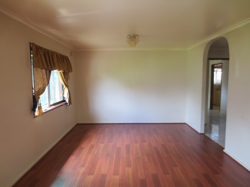 33 Malmsbury Drive, Meadow Heights VIC 3048