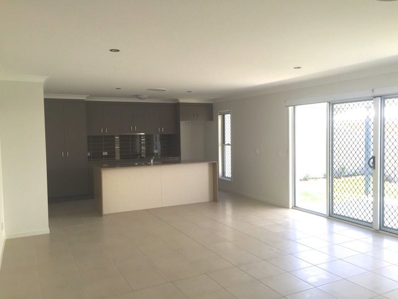 Duplex 12 Rosehill Road, Emerald QLD 4720