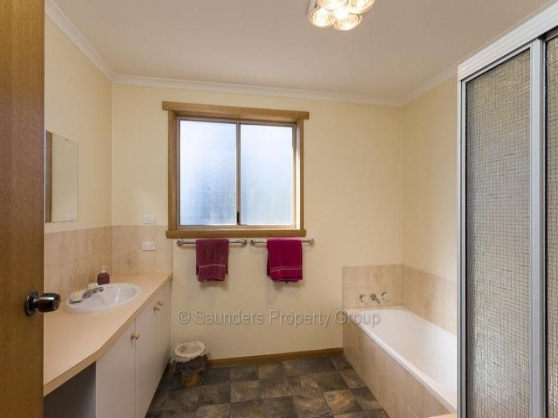1/33 Lawrence Drive, Devonport TAS 7310