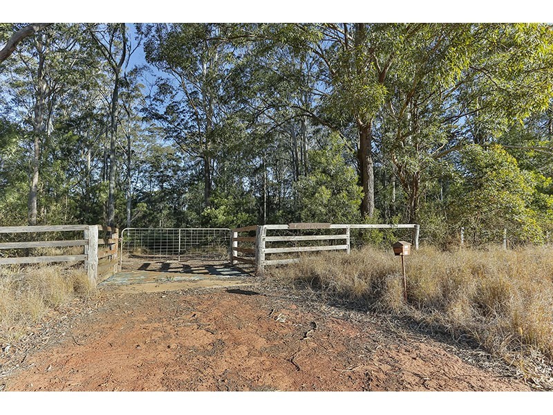 108 Grapetree Road, Hampton QLD 4352