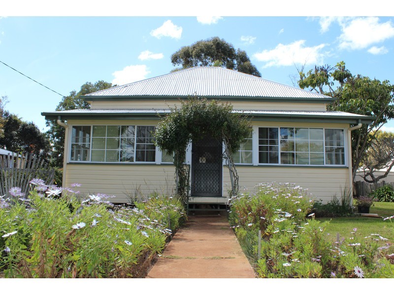 17 Albert Street, Newtown QLD 4350