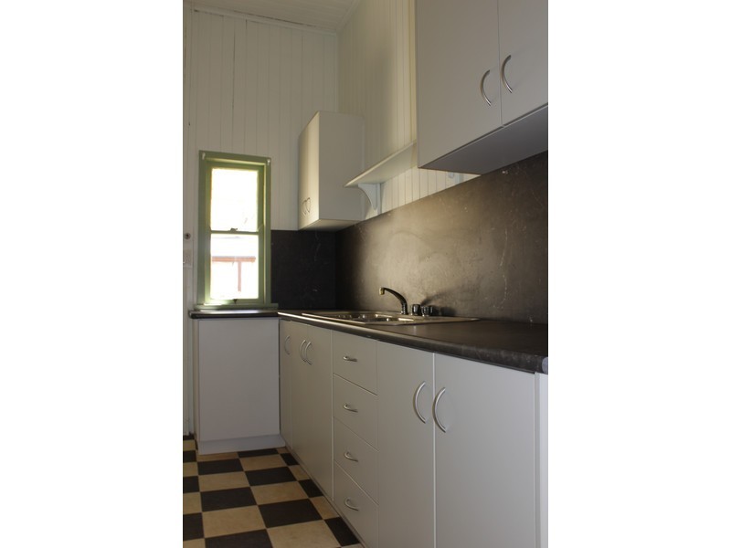 17 Albert Street, Newtown QLD 4350